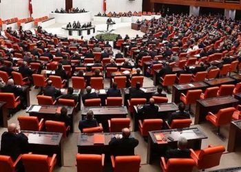 Milletvekili maaşlarına zam önergesi komisyondan 1 dakikada geçti