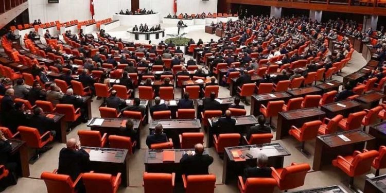 Milletvekili maaşlarına zam önergesi komisyondan 1 dakikada geçti