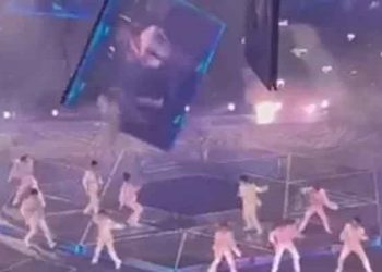 Mirror grubunun Hong Kong’daki konserinde dansçıların üzerine dev ekran düştü