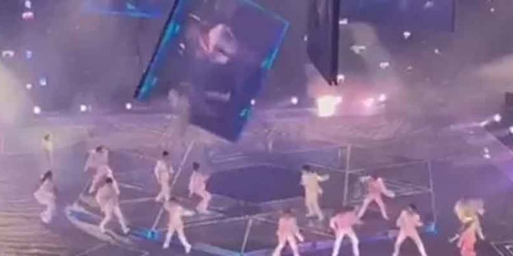 Mirror grubunun Hong Kong’daki konserinde dansçıların üzerine dev ekran düştü