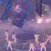 Mirror grubunun Hong Kong’daki konserinde dansçıların üzerine dev ekran düştü