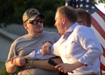 New York vali adayı Lee Zeldin, miting sırasında saldırıya uğradı