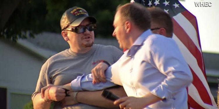 New York vali adayı Lee Zeldin, miting sırasında saldırıya uğradı