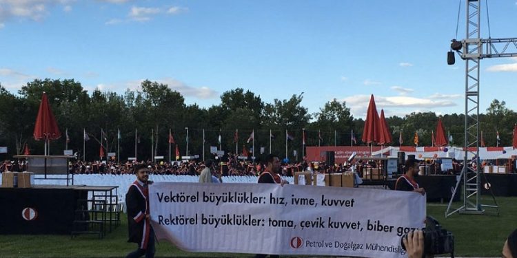 ODTÜ'lü öğrenciler kendi mezuniyet törenini düzenliyor