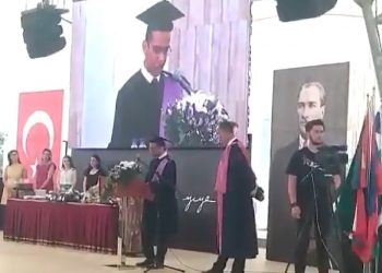 Öğrencinin konuşmasını engellemek isteyen Hacettepe Tıp Fakültesi Dekanı yuhalandı