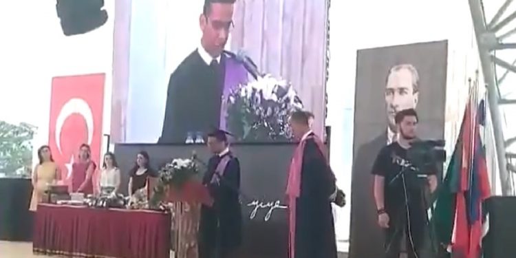 Öğrencinin konuşmasını engellemek isteyen Hacettepe Tıp Fakültesi Dekanı yuhalandı