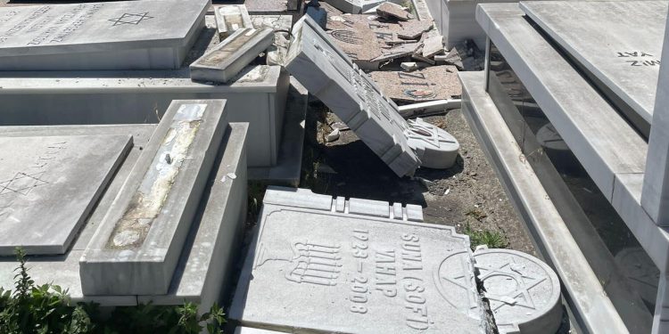 Oktay’a soruldu: Mezarlara saldırılıyor, durdurmak için ne yapacaksınız?