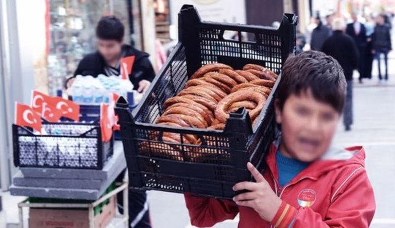 Okullar kapandı, çocuklar tatil yapmak yerine sokaklarda çalışmak zorunda bırakıldı