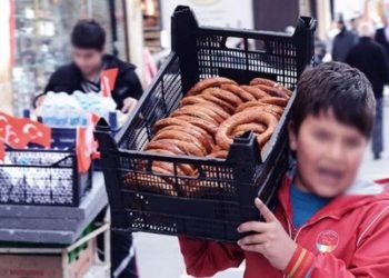 Okullar kapandı, çocuklar tatil yapmak yerine sokaklarda çalışmak zorunda bırakıldı