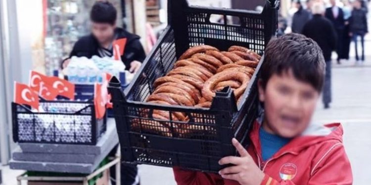 Okullar kapandı, çocuklar tatil yapmak yerine sokaklarda çalışmak zorunda bırakıldı
