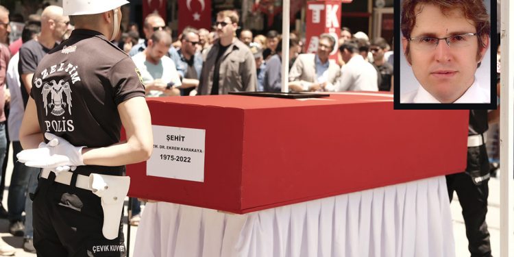 Öldürülen doktorun cenazesine katılan Bakan Fahrettin Koca protesto edildi