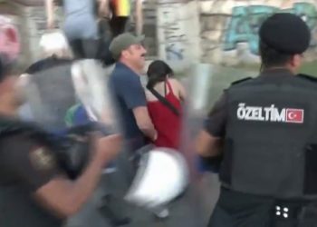 Onur Yürüyüşü'nde taciz uygulayan polis amirinin soruşturulması için kadınlardan kampanya