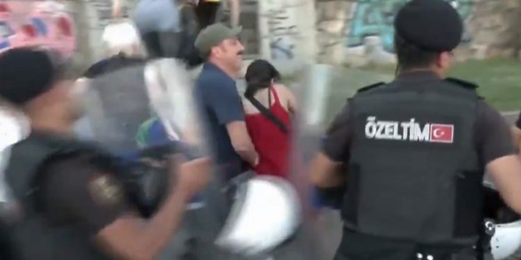 Onur Yürüyüşü'nde taciz uygulayan polis amirinin soruşturulması için kadınlardan kampanya