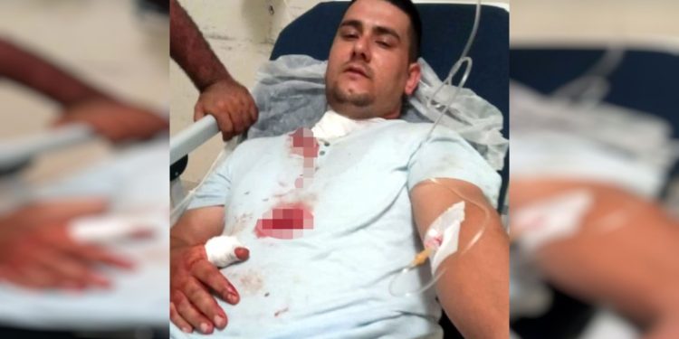 Otomobilini park ederken 70 yaşındaki adamın bıçaklı saldırısına uğradı