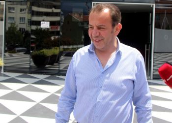 Özcan: Mansur Bey hiç konuşmadan prim yapıyor; şapkasını koysa cumhurbaşkanı seçilecek