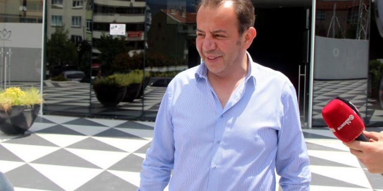 Özcan: Mansur Bey hiç konuşmadan prim yapıyor; şapkasını koysa cumhurbaşkanı seçilecek