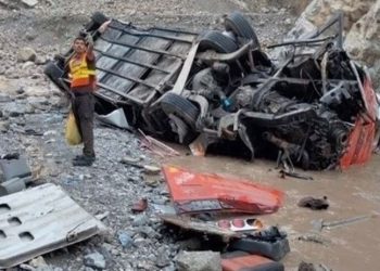 Pakistan'da yolcu otobüsü vadiye devrildi: 19 ölü, 12 yaralı