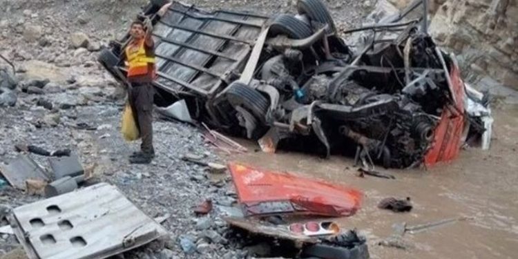 Pakistan'da yolcu otobüsü vadiye devrildi: 19 ölü, 12 yaralı