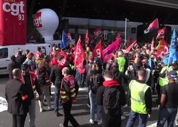 Paris Havalimanı işçileri iş bıraktı: Orly ve Charles De Gaulle havalimanlarında 100 uçuş iptal edildi