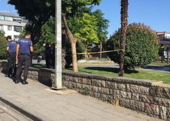 Parkta oturan baba ve oğlu silahlı saldırıya uğradı