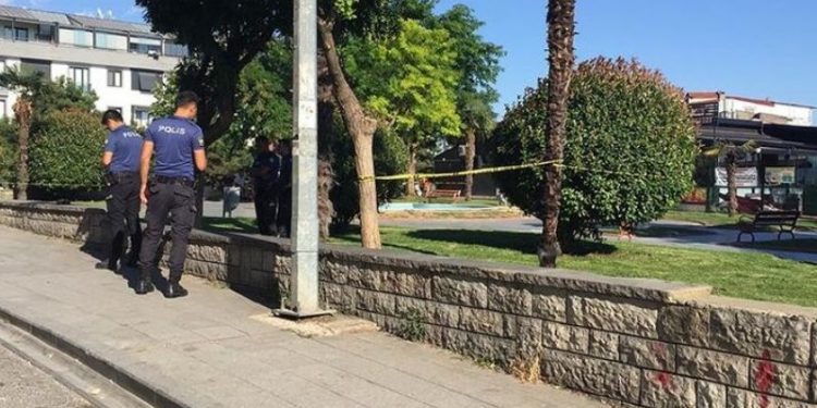 Parkta oturan baba ve oğlu silahlı saldırıya uğradı