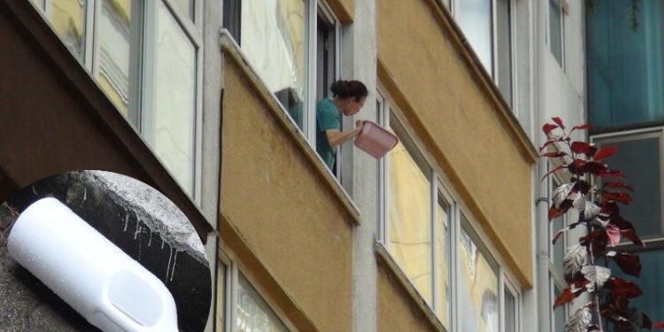 Pencereden yoldan geçenlerin üstüne kezzap döktü