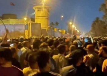 Protestocular Türk büyükelçiliğinin kapatılmasını istedi