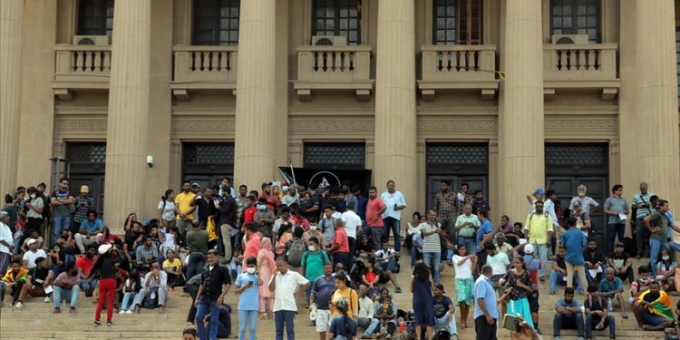 Protestocular konutunu basmıştı; Sri Lanka Devlet Başkanı Rajapaksa istifa edeceğini bildirdi