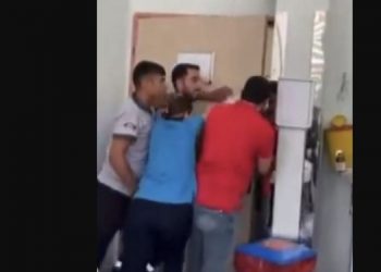 Sağlık çalışanları saldırıyı, kapıya yaslanarak önledi