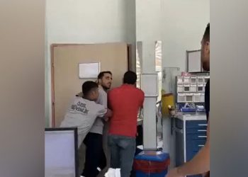Sağlıkta şiddet durdurulmuyor: Güvenlik görevlileri, doktorları hasta yakınlarından kapıyı tutarak korudu