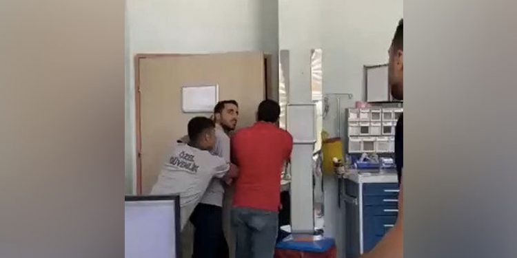 Sağlıkta şiddet durdurulmuyor: Güvenlik görevlileri, doktorları hasta yakınlarından kapıyı tutarak korudu