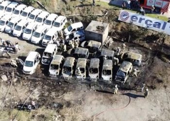Sancaktepe’de otopark yangını: 16 ticari araç kullanılamaz hale geldi