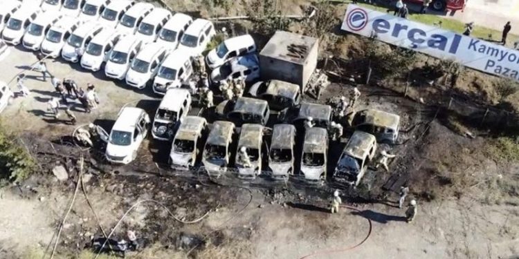 Sancaktepe’de otopark yangını: 16 ticari araç kullanılamaz hale geldi