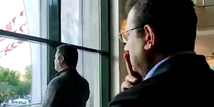 Saraçhane’deki mitinge davet edilmeyen İmamoğlu pencereden baktı