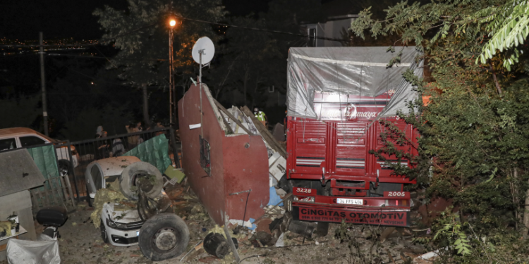 Sarıyer'de kamyon gecekondunun üstüne düştü: Enkaz altında kaldılar