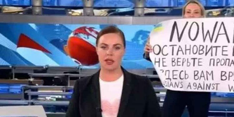 Savaşı protesto eden Rus gazeteci Marina Ovsyannikova'ya para cezası