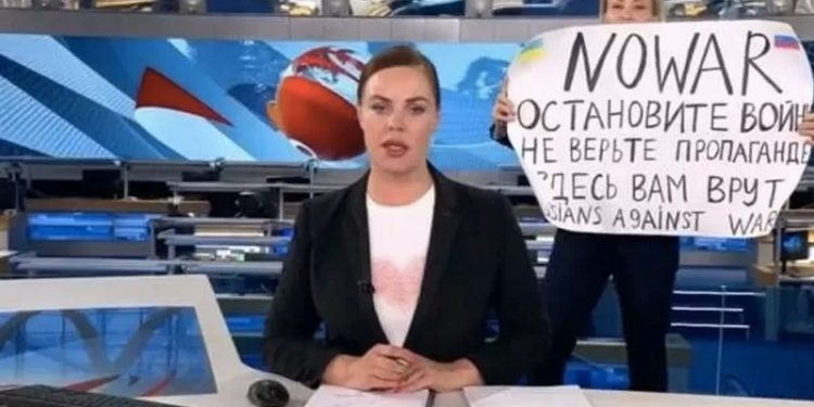 Savaşı protesto eden Rus gazeteciye para cezası