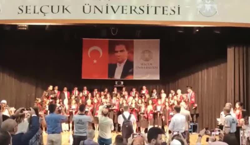 Selçuk Üniversitesi mezunu genç doktorlar sansüre rağmen yeminlerinden vazgeçmedi