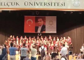 Selçuk Üniversitesi mezunu genç doktorlar sansüre rağmen yeminlerinden vazgeçmedi