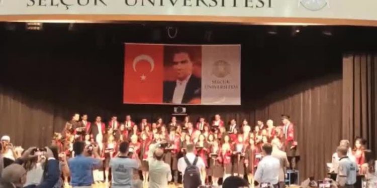 Selçuk Üniversitesi mezunu genç doktorlar sansüre rağmen yeminlerinden vazgeçmedi