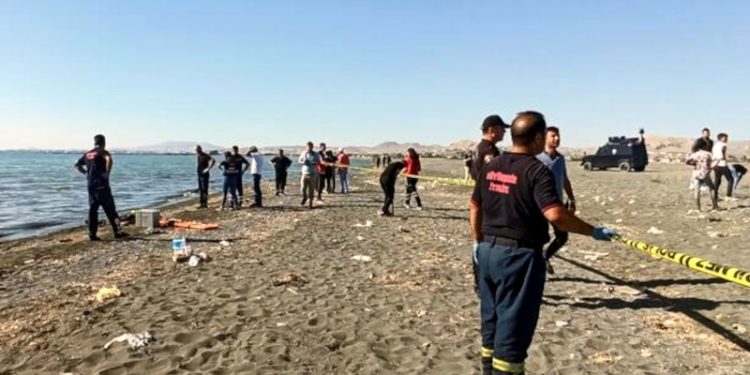Serinlemek için Van Gölü'ne giren çocuklar akıntıya kapıldı: 2 ölü, 1 kayıp