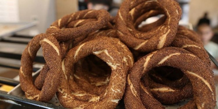 Simitçi ve fırıncı karşı karşıya geldi: 25 kuruştan elinizi çekin