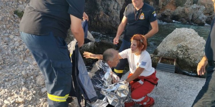 Sisam Adası'nda yangın söndürme helikopteri denize düştü