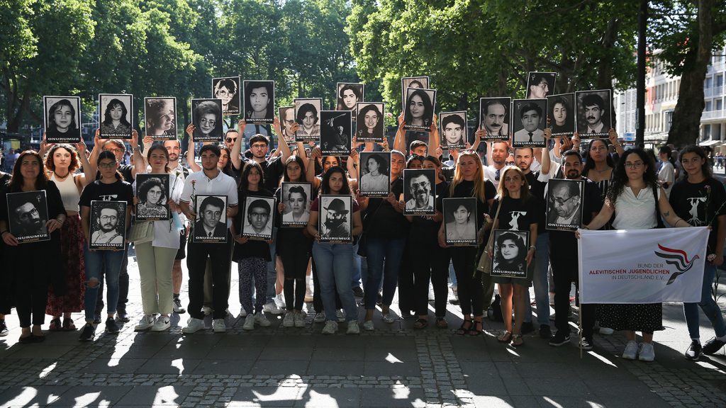 Sivas Katliamı’nda hayatını kaybeden aydın ve sanatçılar 29 yıl sonra Köln’de anıldı