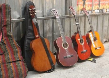 Sokak müzisyenleri izin belgelerini yaktı