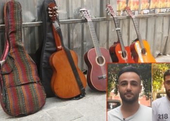 Sokak müzisyenleri engellemelere tepki olarak izin belgelerini yaktı