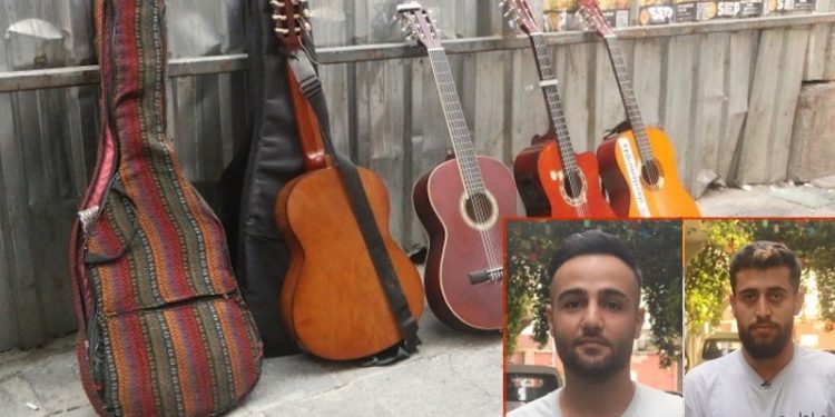 Sokak müzisyenleri engellemelere tepki olarak izin belgelerini yaktı