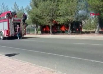 Son yolcusunu da indiren belediye otobüsü alev alev yandı