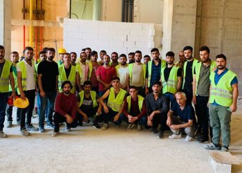 Söz verildiği halde hakları ödenmeyen inşaat işçileri şirketlerin ofislerini işgal etti