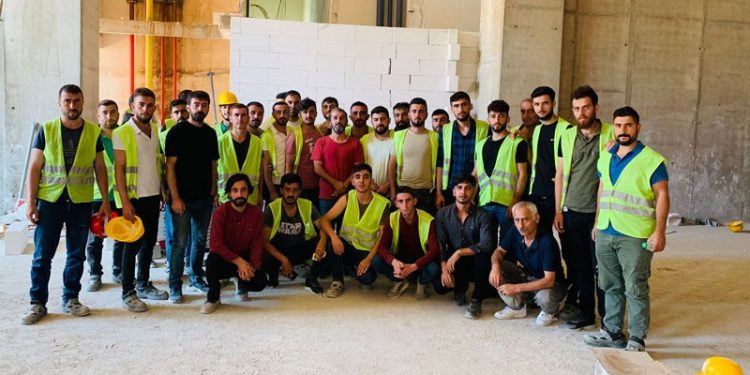 Söz verildiği halde hakları ödenmeyen inşaat işçileri şirketlerin ofislerini işgal etti